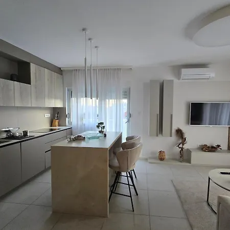 Penthouse Sanchi-bossa With Parking Apartment
